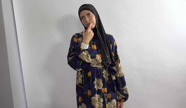Sexy Holly Molly in hijab wants some photos - Holly Molly (Step Sister, Dirty Auditions) [2024 | FullHD]